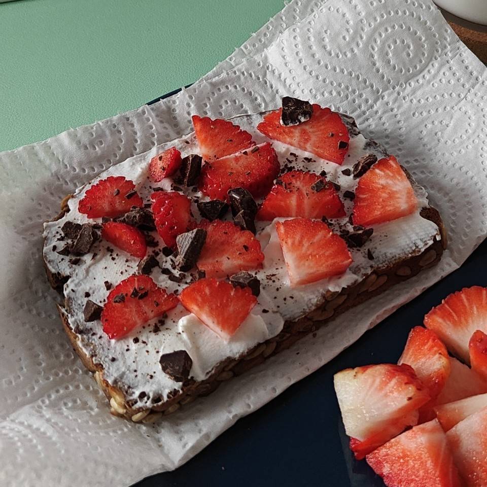 Tostada de fresas y ricota