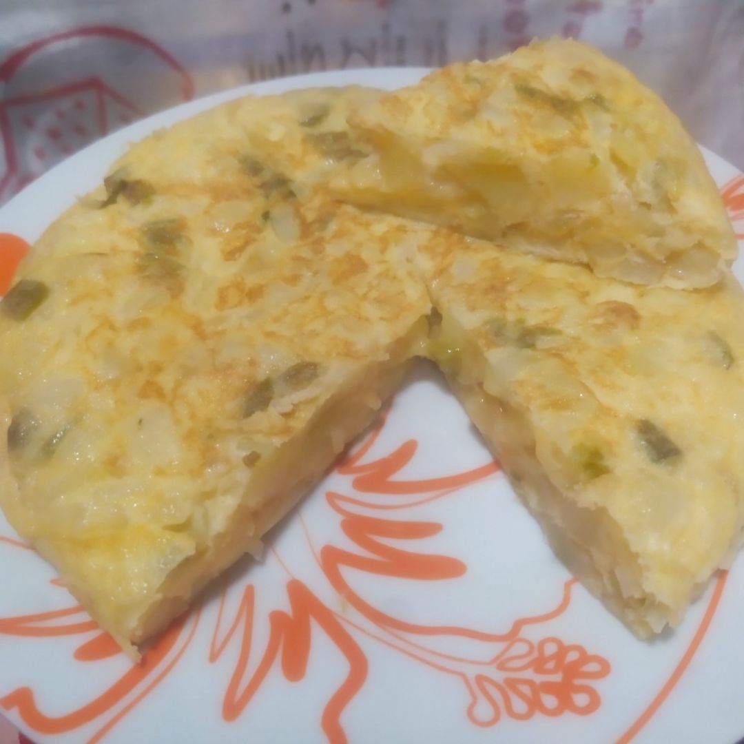 Tortilla de patatas con cebolla y pimiento Tortilla de patatas con cebolla y pimiento