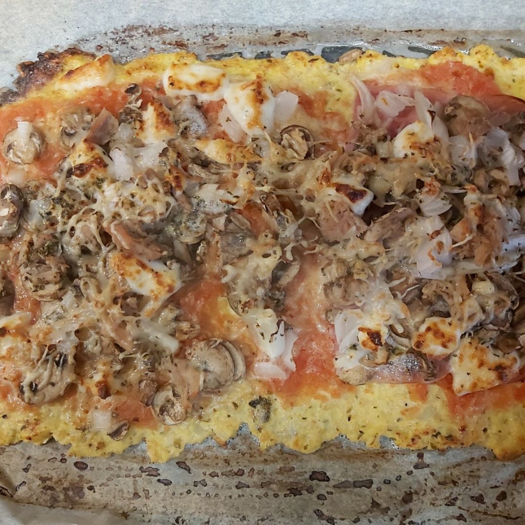Pizza con base de coliflor y queso
