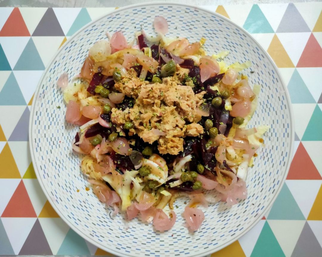 Ensalada de endibia y remolacha con encurtidos y atún. Ensalada de endibia y remolacha con encurtidos y atún.
