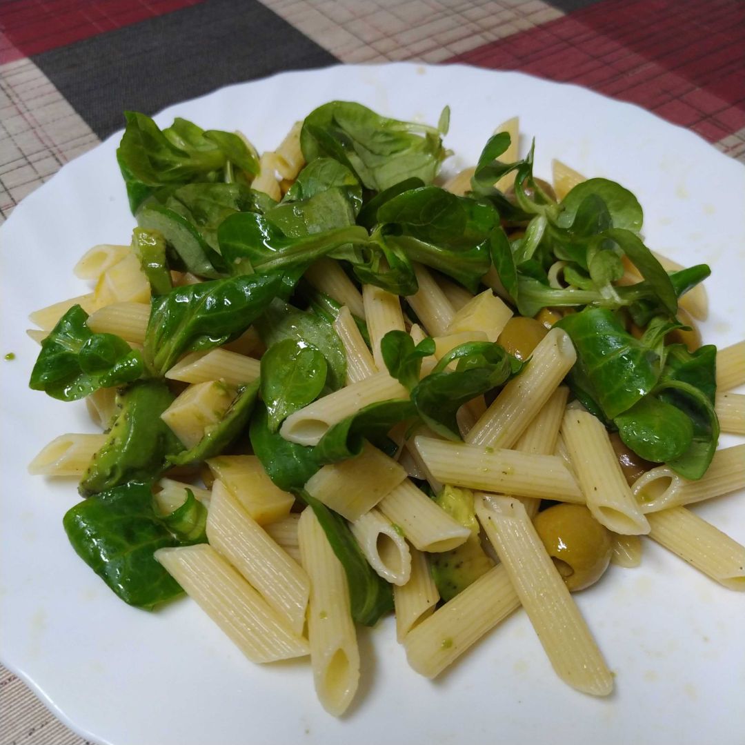 Ensalada de pasta con brotes de canónigos 🥗