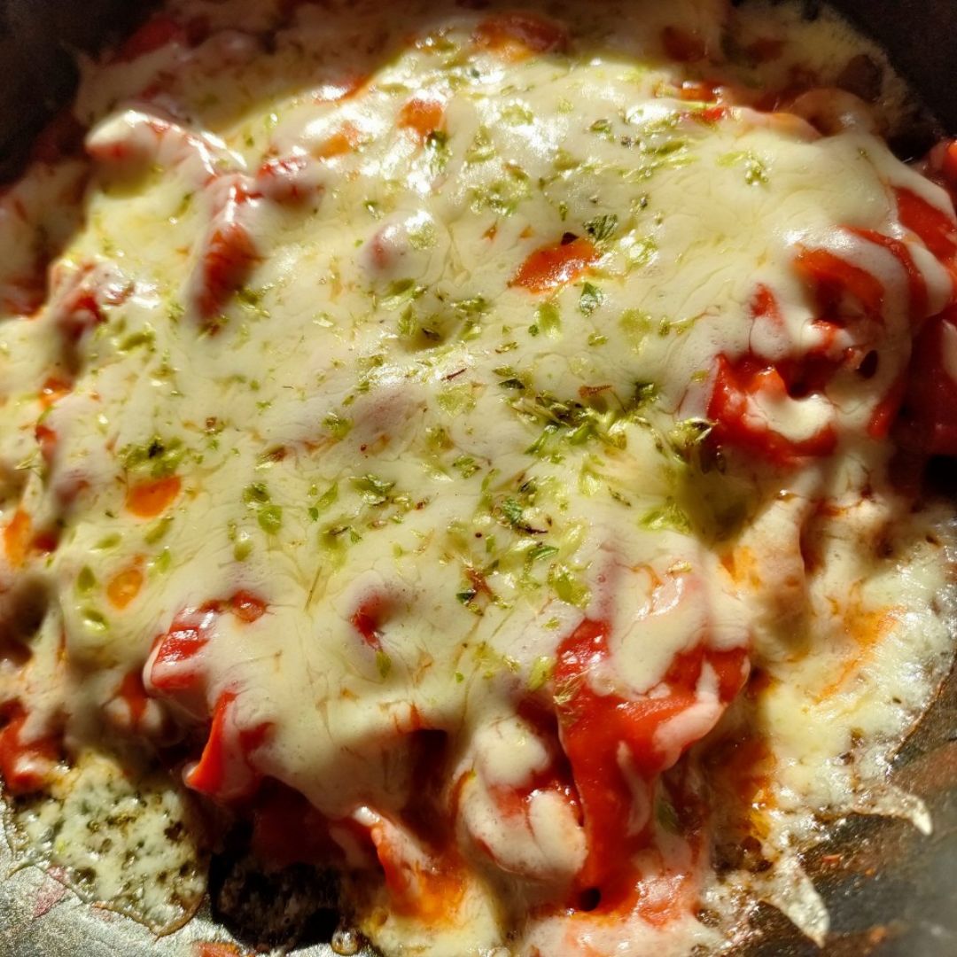 Pimientos con mozzarella y orégano en sartén Pimientos con mozzarella y orégano en sartén