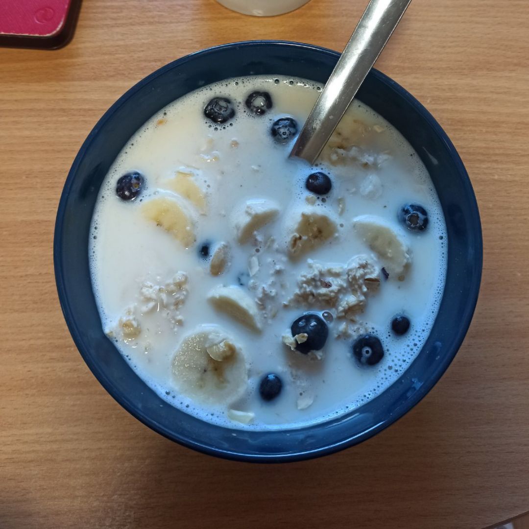 Bol de avena, plátano y arándanos 