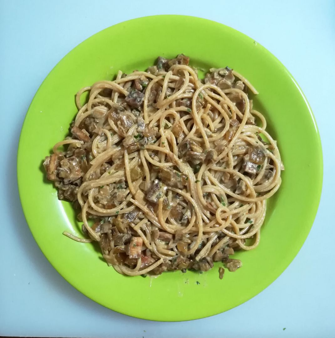 Espaguetis con salsa de yogur, tofu, cebolla y champiñones.🍝 Espaguetis con salsa de yogur, tofu, cebolla y champiñones.🍝