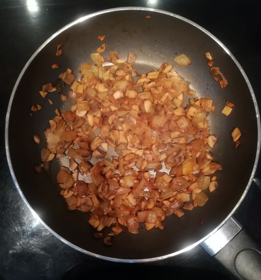 Espaguetis con salsa de yogur, tofu, cebolla y champiñones.🍝 Paso 1 Espaguetis con salsa de yogur, tofu, cebolla y champiñones.🍝 Paso 1