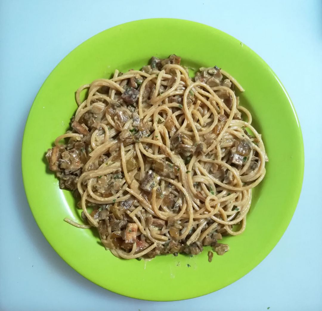 Espaguetis con salsa de yogur, tofu, cebolla y champiñones.🍝 Paso 4 Espaguetis con salsa de yogur, tofu, cebolla y champiñones.🍝 Paso 4