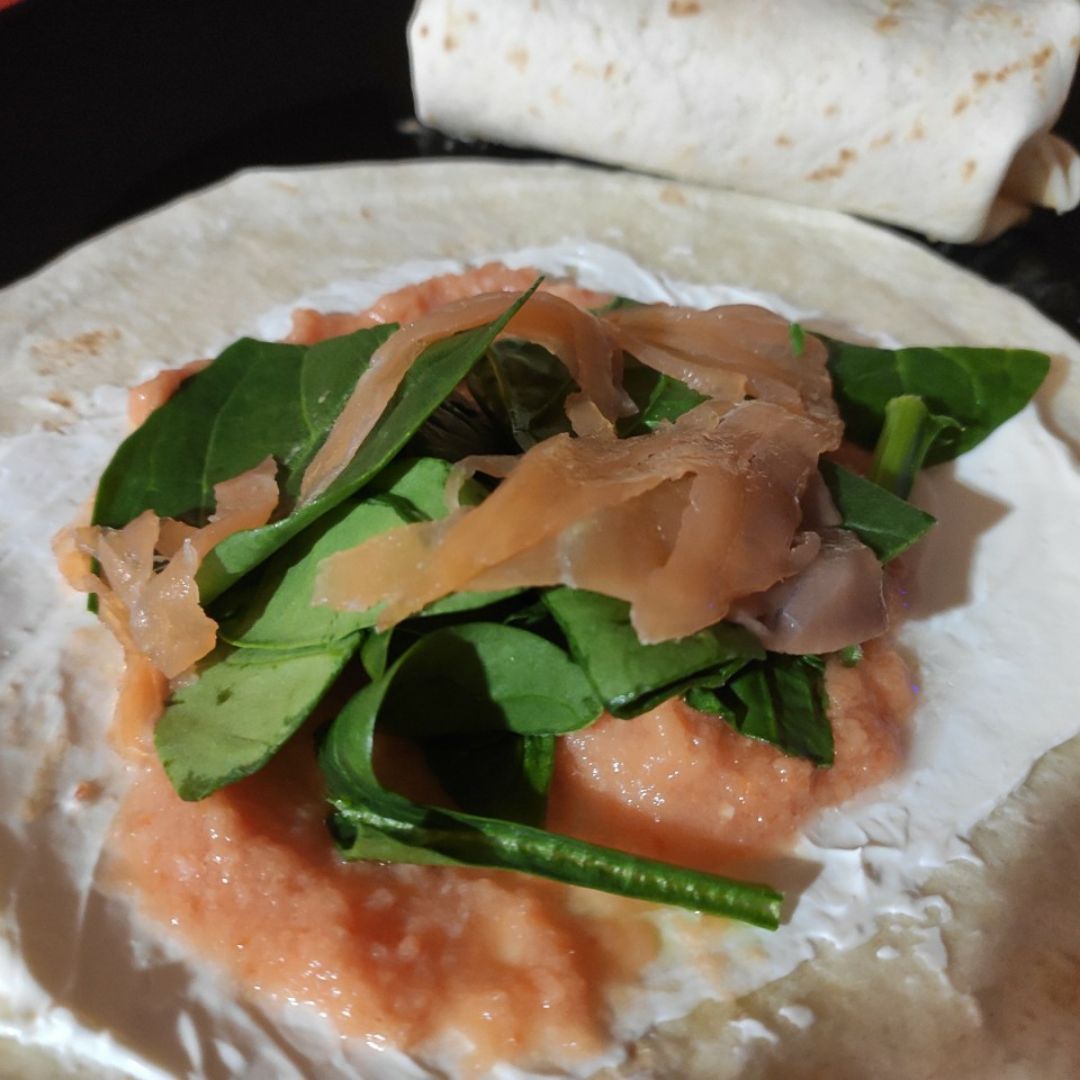 Wrap de salmón, tomate y espinacas Wrap de salmón, tomate y espinacas