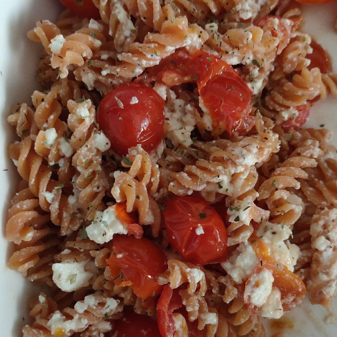 Pasta semifría de lentejas con feta y cherry