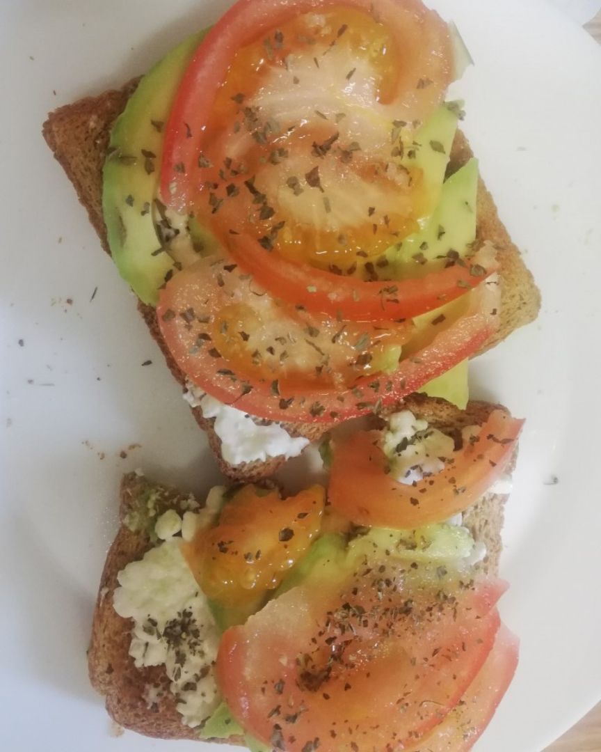 Tostadas con queso cottage, aguacate y tomate Tostadas con queso cottage, aguacate y tomate