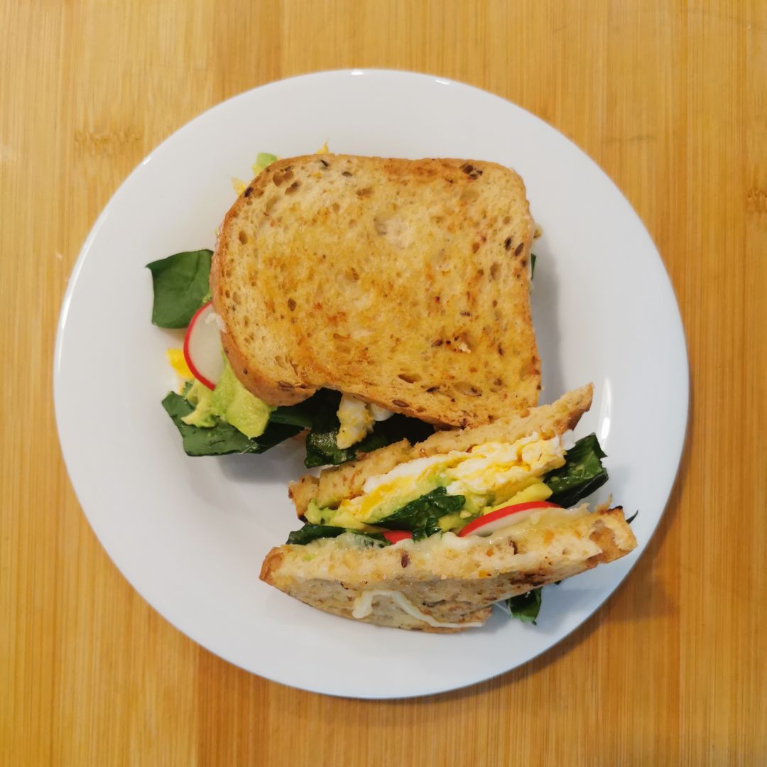 Sándwich de huevo, queso y vegetales