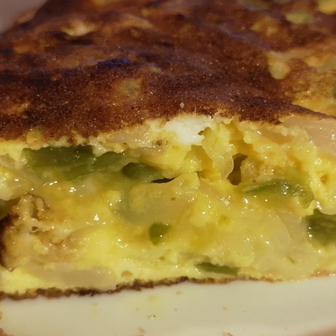 Tortilla de cebolla y pimiento verde