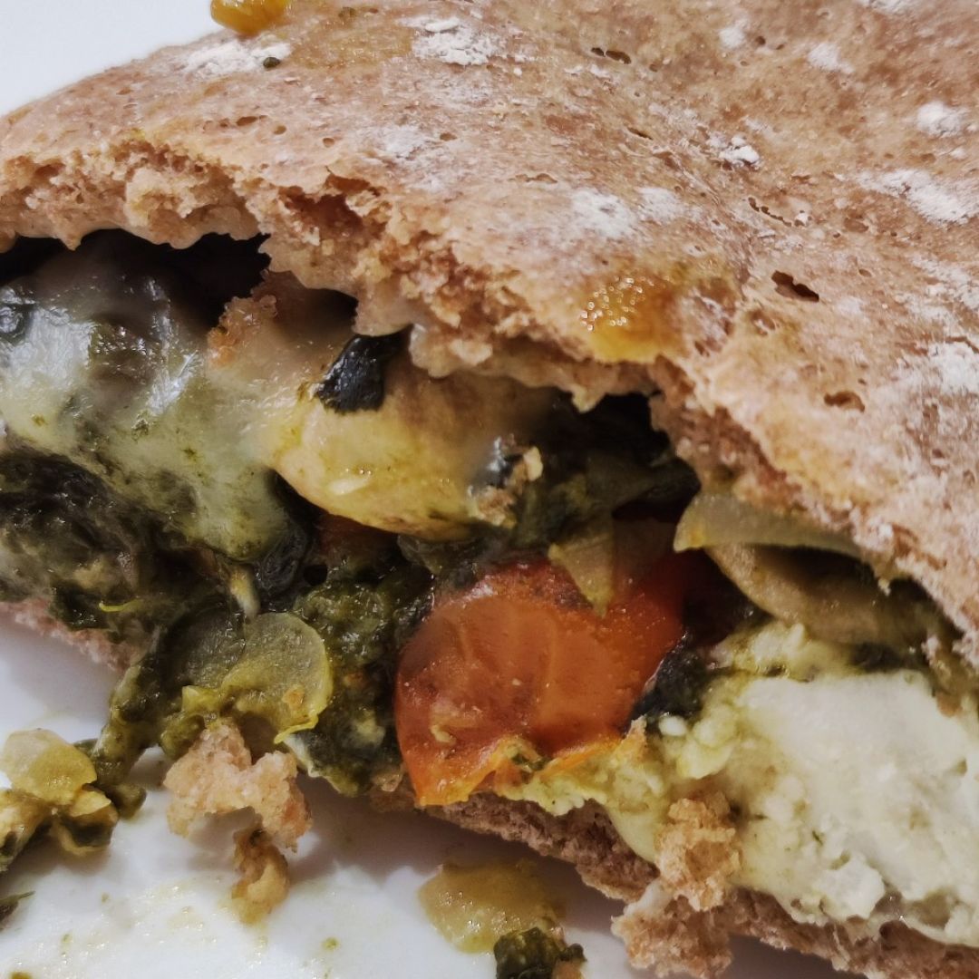Calzone rellena de espinacas 🥬, tomates cherrys 🍎 y queso feta 🐐🧀 Calzone rellena de espinacas 🥬, tomates cherrys 🍎 y queso feta 🐐🧀