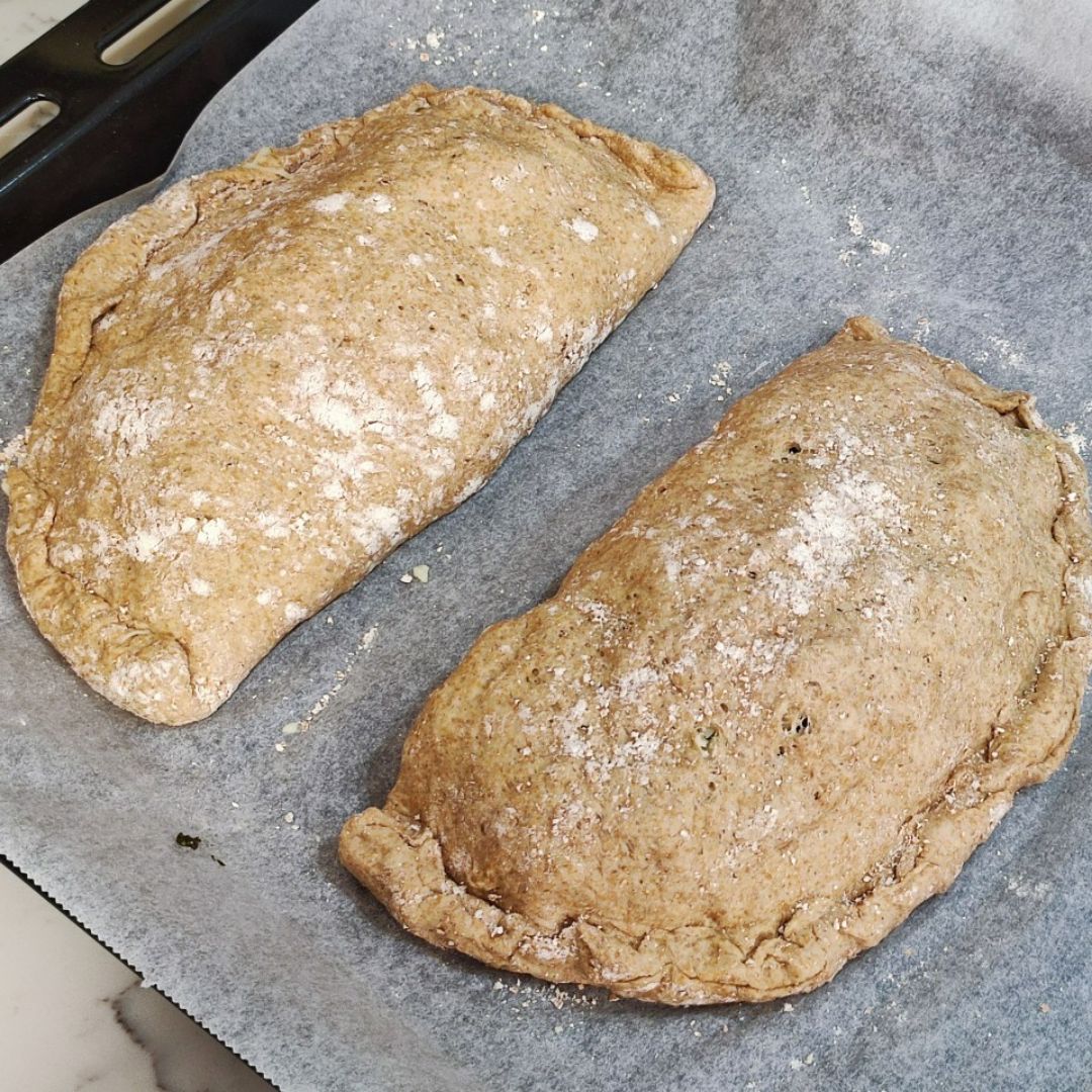 Calzone rellena de espinacas 🥬, tomates cherrys 🍎 y queso feta 🐐🧀 Paso 2 Calzone rellena de espinacas 🥬, tomates cherrys 🍎 y queso feta 🐐🧀 Paso 2