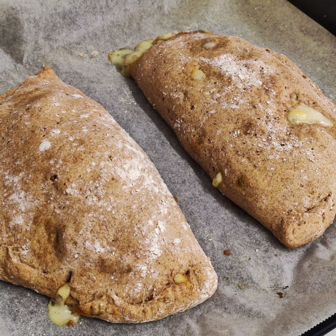 Calzone rellena de espinacas 🥬, tomates cherrys 🍎 y queso feta 🐐🧀 Paso 3 Calzone rellena de espinacas 🥬, tomates cherrys 🍎 y queso feta 🐐🧀 Paso 3