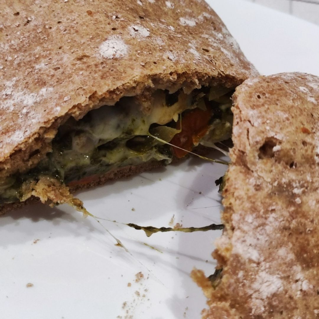Calzone rellena de espinacas 🥬, tomates cherrys 🍎 y queso feta 🐐🧀 Paso 4 Calzone rellena de espinacas 🥬, tomates cherrys 🍎 y queso feta 🐐🧀 Paso 4