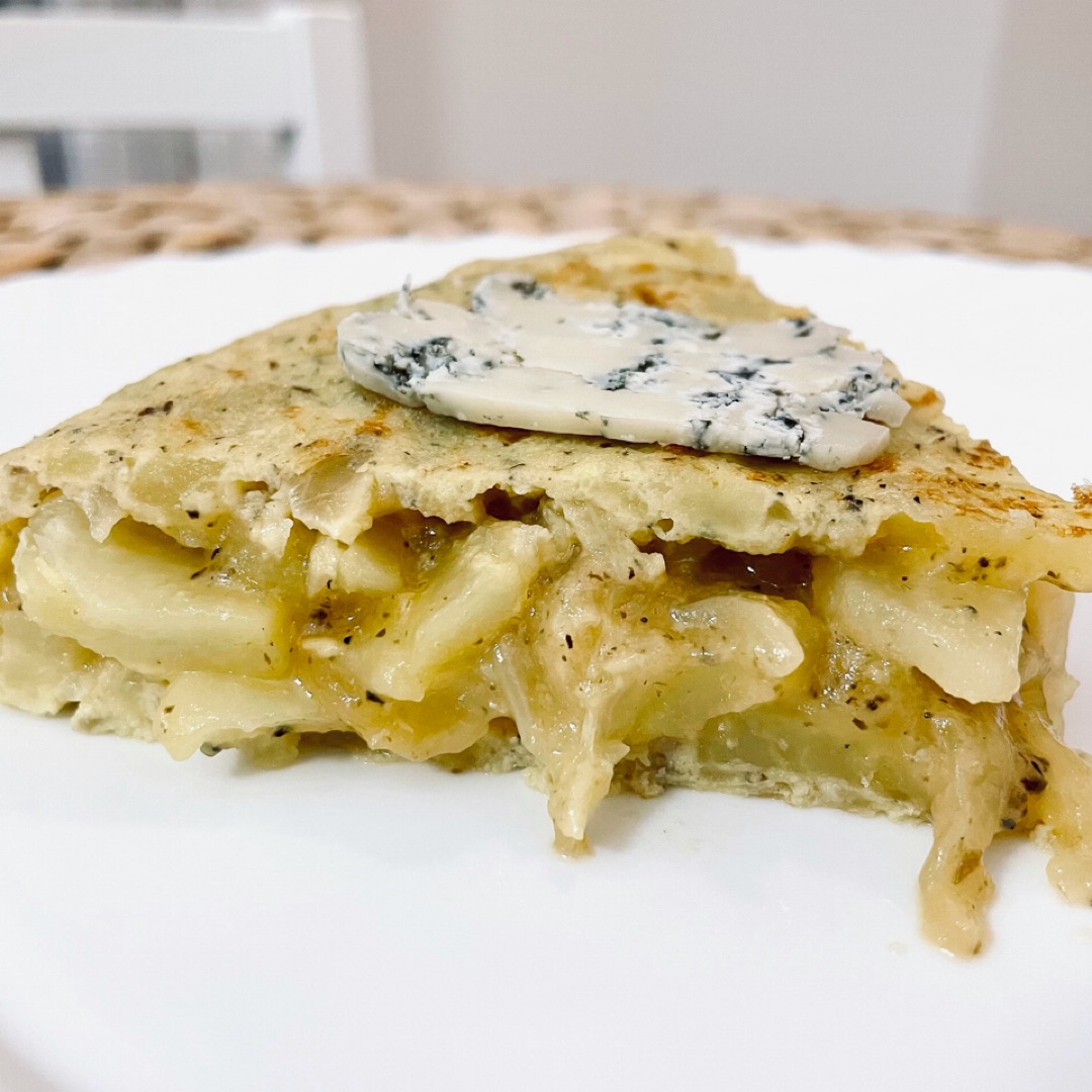 Tortilla trufada con queso azul 🧀 y cebolla caramelizada