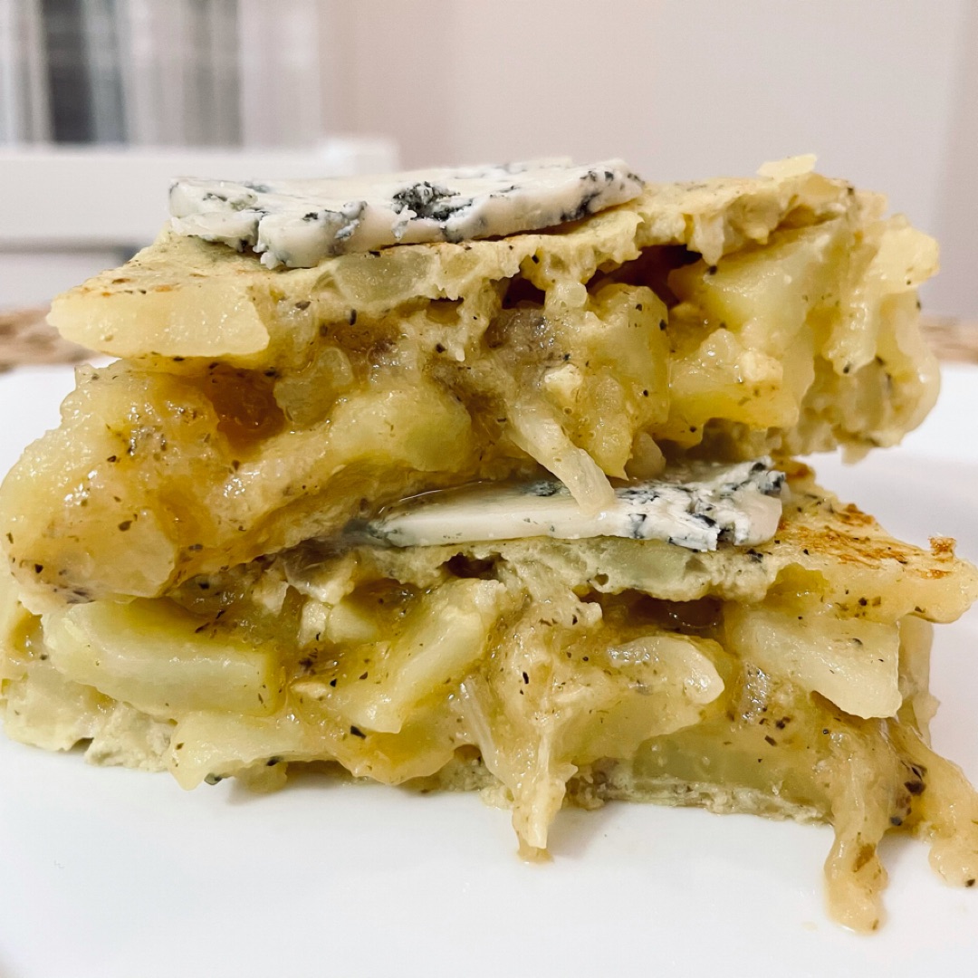 Tortilla trufada con queso azul 🧀 y cebolla caramelizadaStep 0