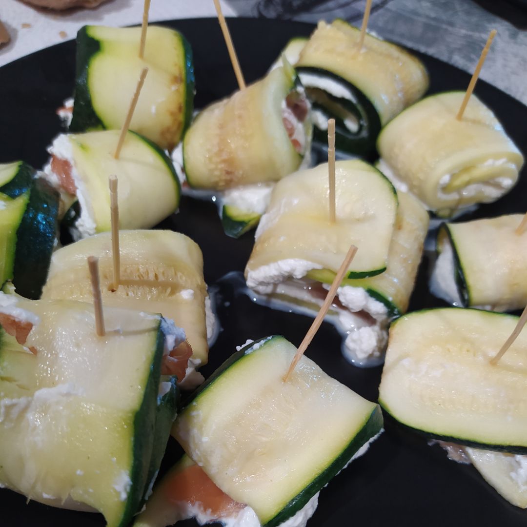 Rolitos de calabacín con queso ricotta y salmón Rolitos de calabacín con queso ricotta y salmón