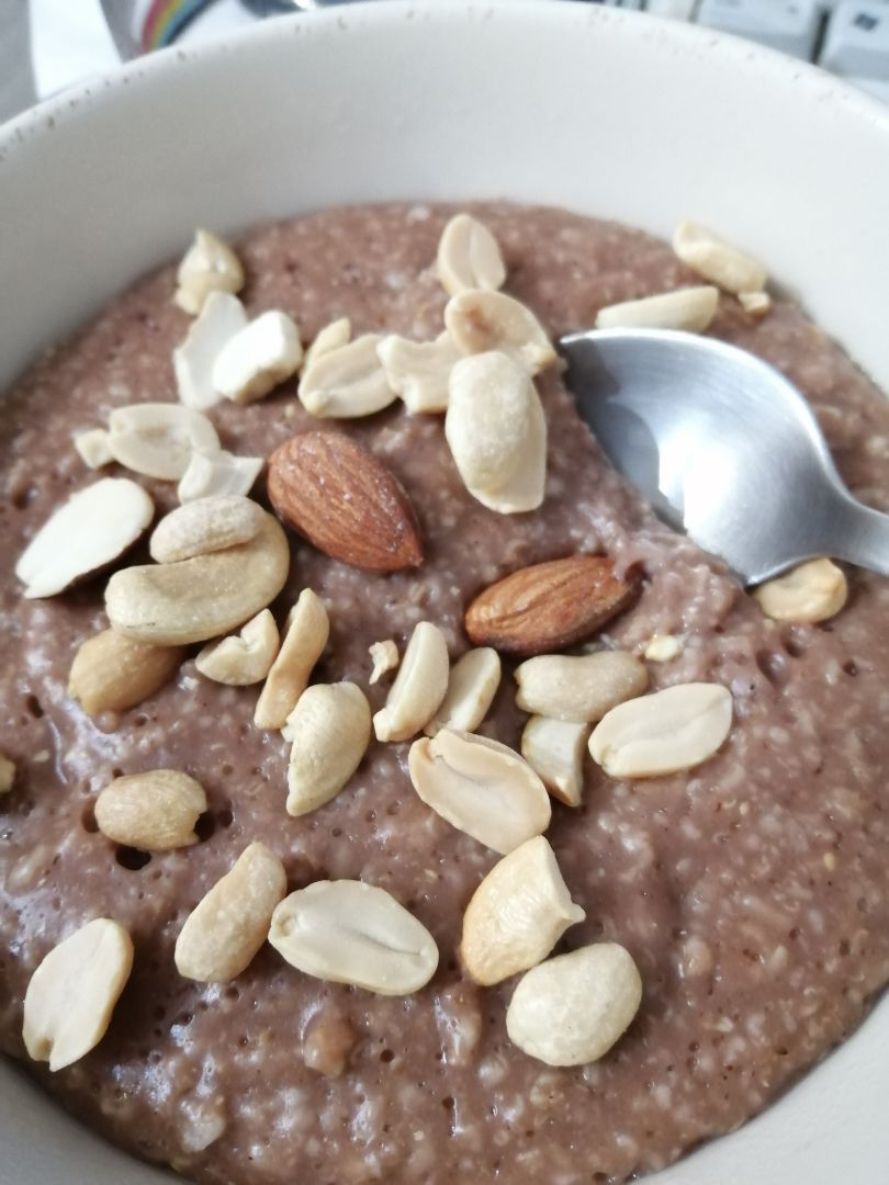 Porridge de avena al cacao con frutos secos