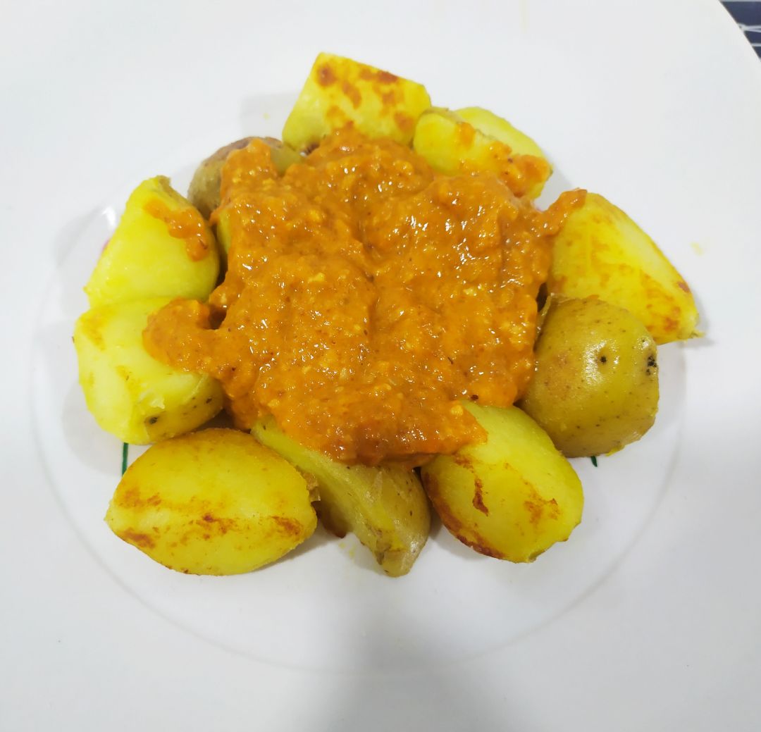 Patatas con salsa de pimientos asados 🥔 🌶️ Patatas con salsa de pimientos asados 🥔 🌶️