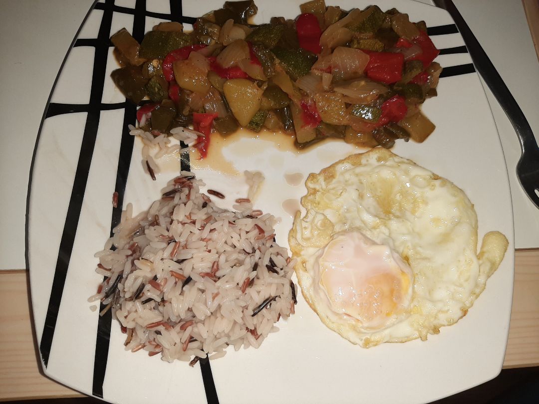 Pisto con huevo frito y arroz.