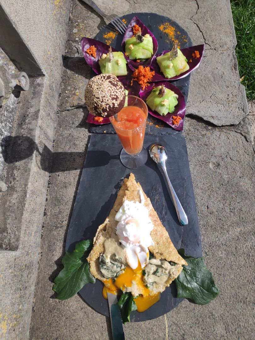 Crep de avena, huevo poché, espinacas y salsa sesamo kefir 