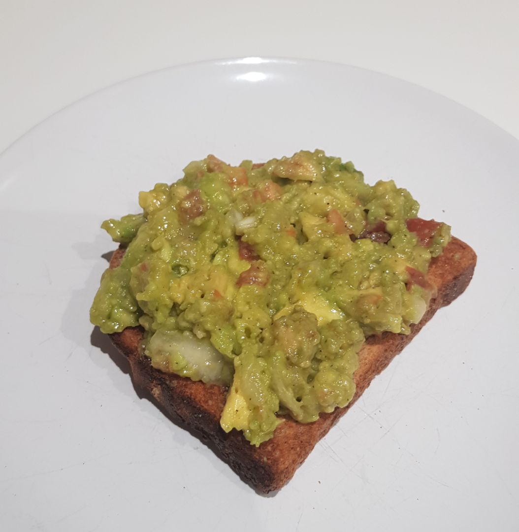 Tostada de pan de espelta con guacamole casero Tostada de pan de espelta con guacamole casero