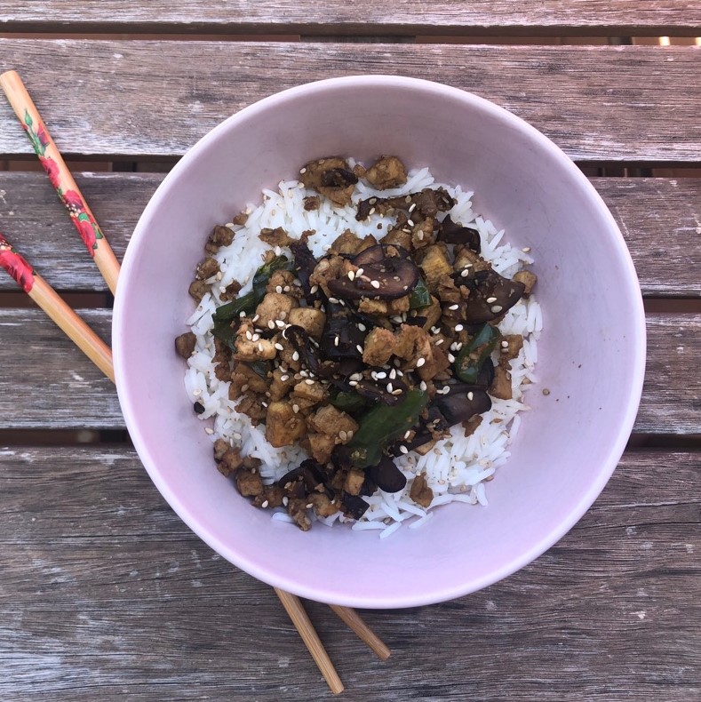 Tofu estilo teriyaki con verduras y arroz