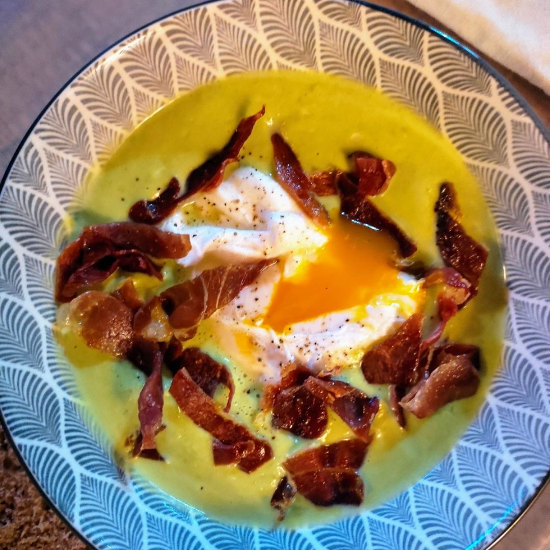 Crema de guisantes con huevo poché Crema de guisantes con huevo poché