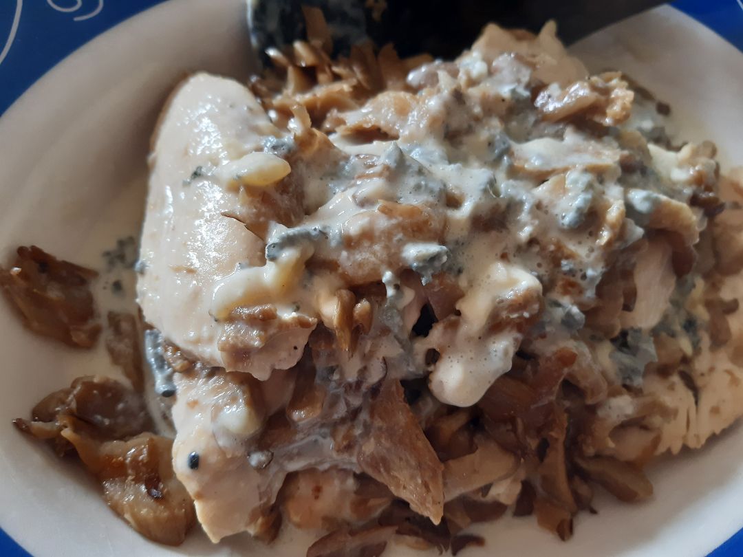Pechuga y setas a la plancha con salsa de queso azul Pechuga y setas a la plancha con salsa de queso azul