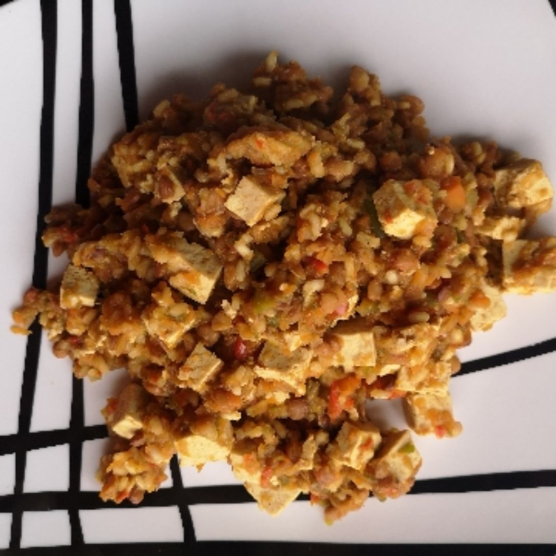 Salteado de lentejas con arroz y tofu 