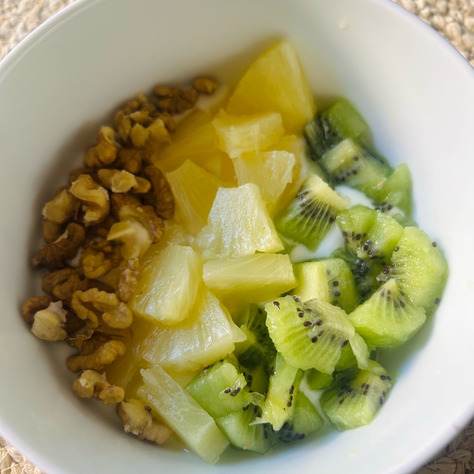 Bowl de yogur con kiwi, piña y nueces 