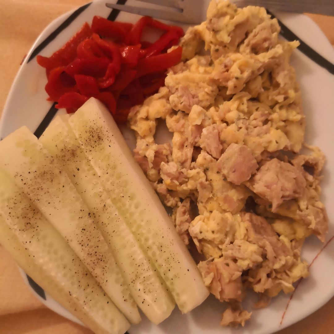 Huevos revueltos con atún, pimientos asados y pepino. Huevos revueltos con atún, pimientos asados y pepino.