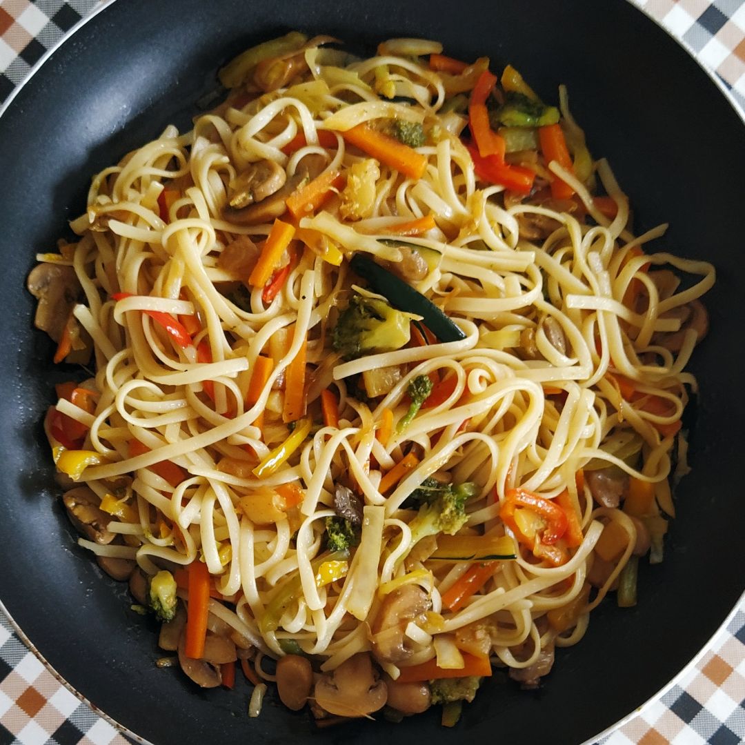 Wok de tallarines y verduras 🍲 Paso 5 Wok de tallarines y verduras 🍲 Paso 5