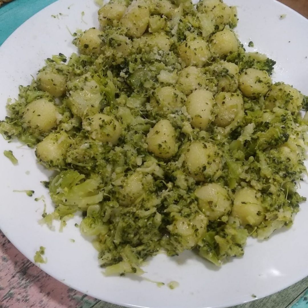Salteado de ñoquis con queso y brócoli Salteado de ñoquis con queso y brócoli