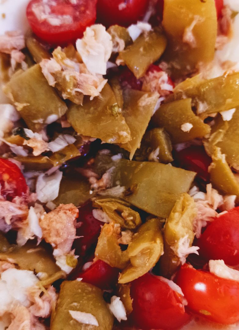 Ensalada de judías verdes, tomates cherry, merluza al vapor y atún. Ensalada de judías verdes, tomates cherry, merluza al vapor y atún.