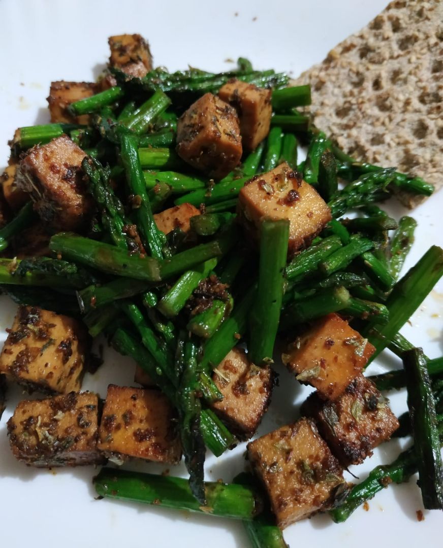 Tofu con espárragos Tofu con espárragos
