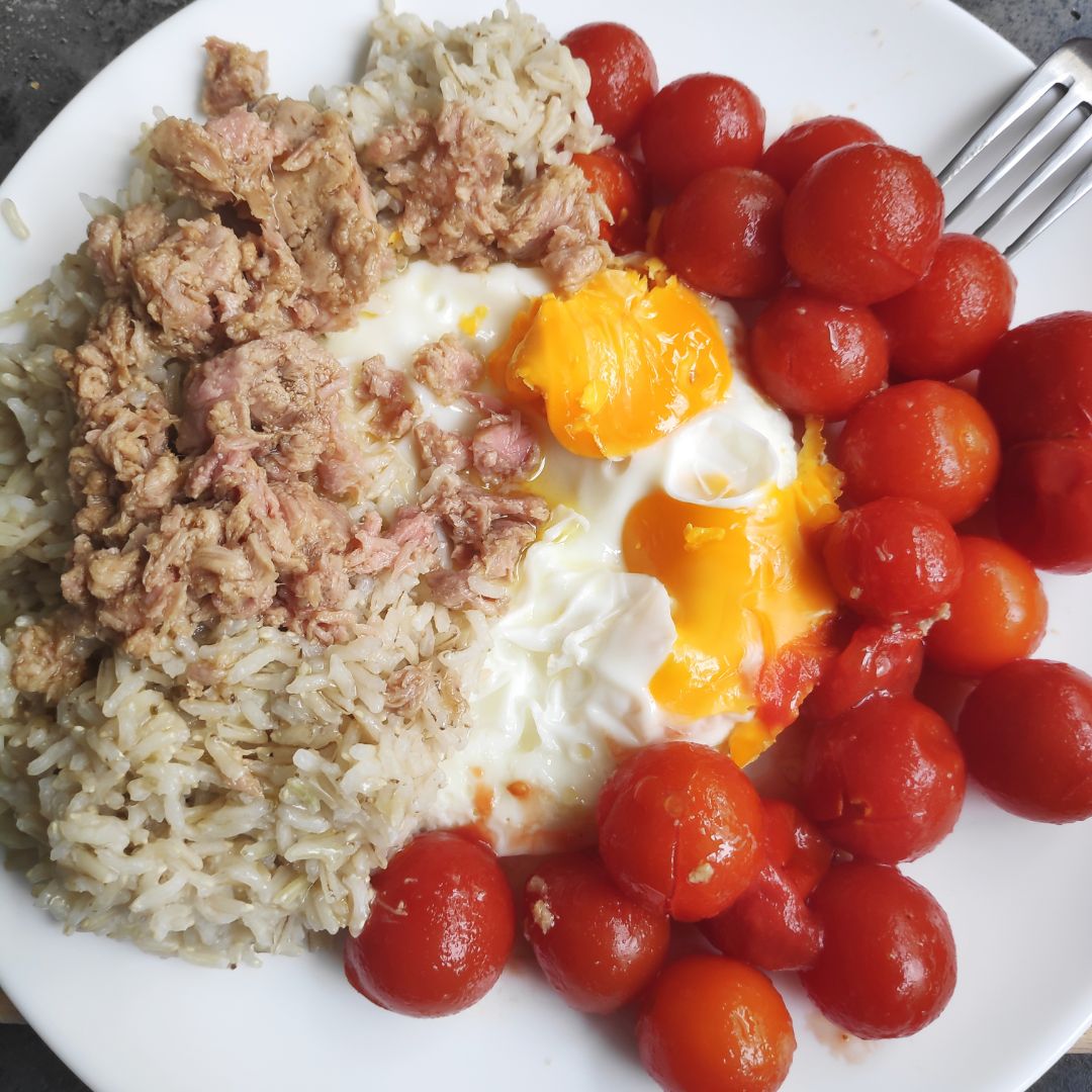 Arroz con huevos atún y tomate