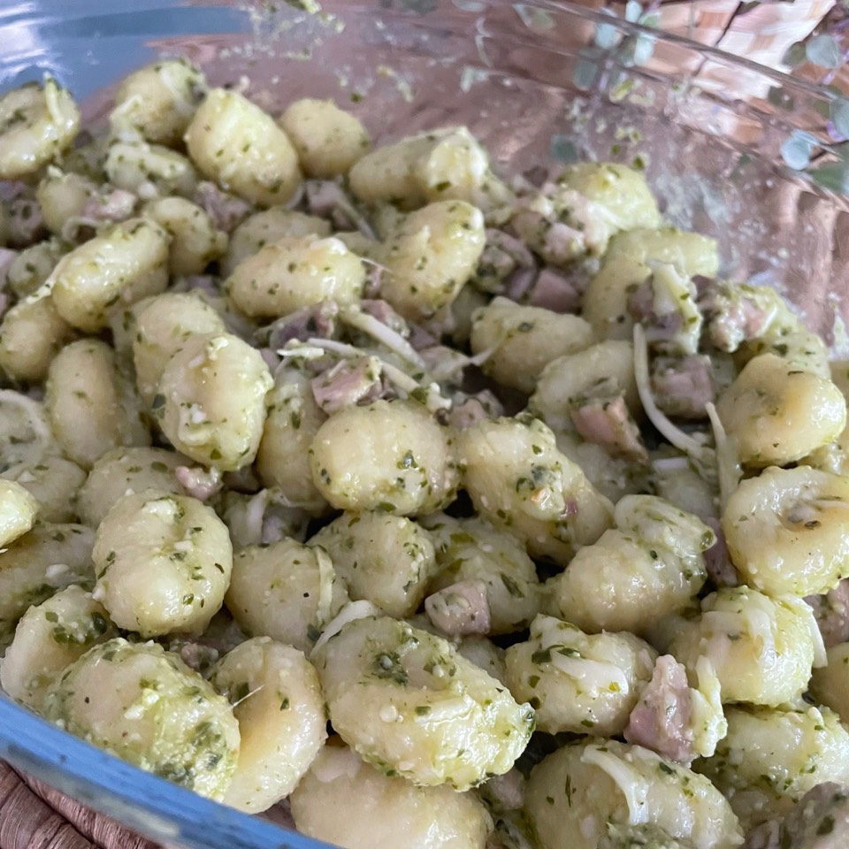 Gnocchis con pesto y pollo Gnocchis con pesto y pollo