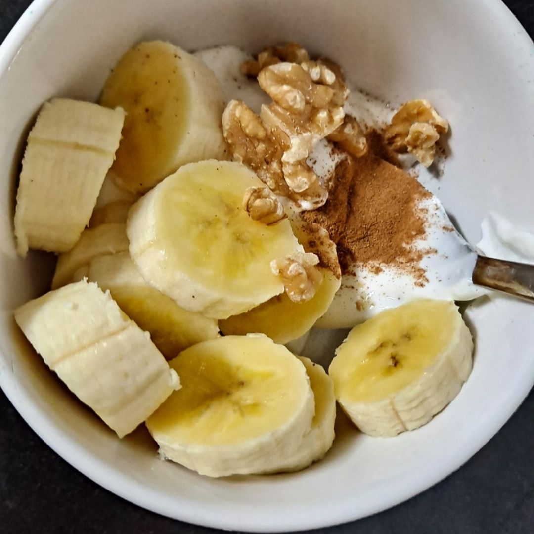 Yogur con plátano, nueces y canela
