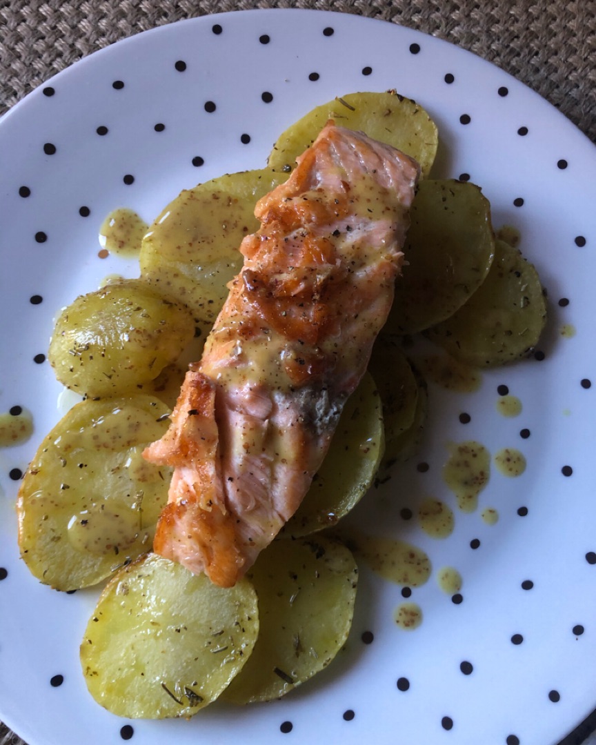 Salmon con patatas al horno y mostaza