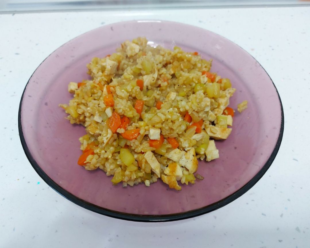 Arroz con salteado de verduras y pollo