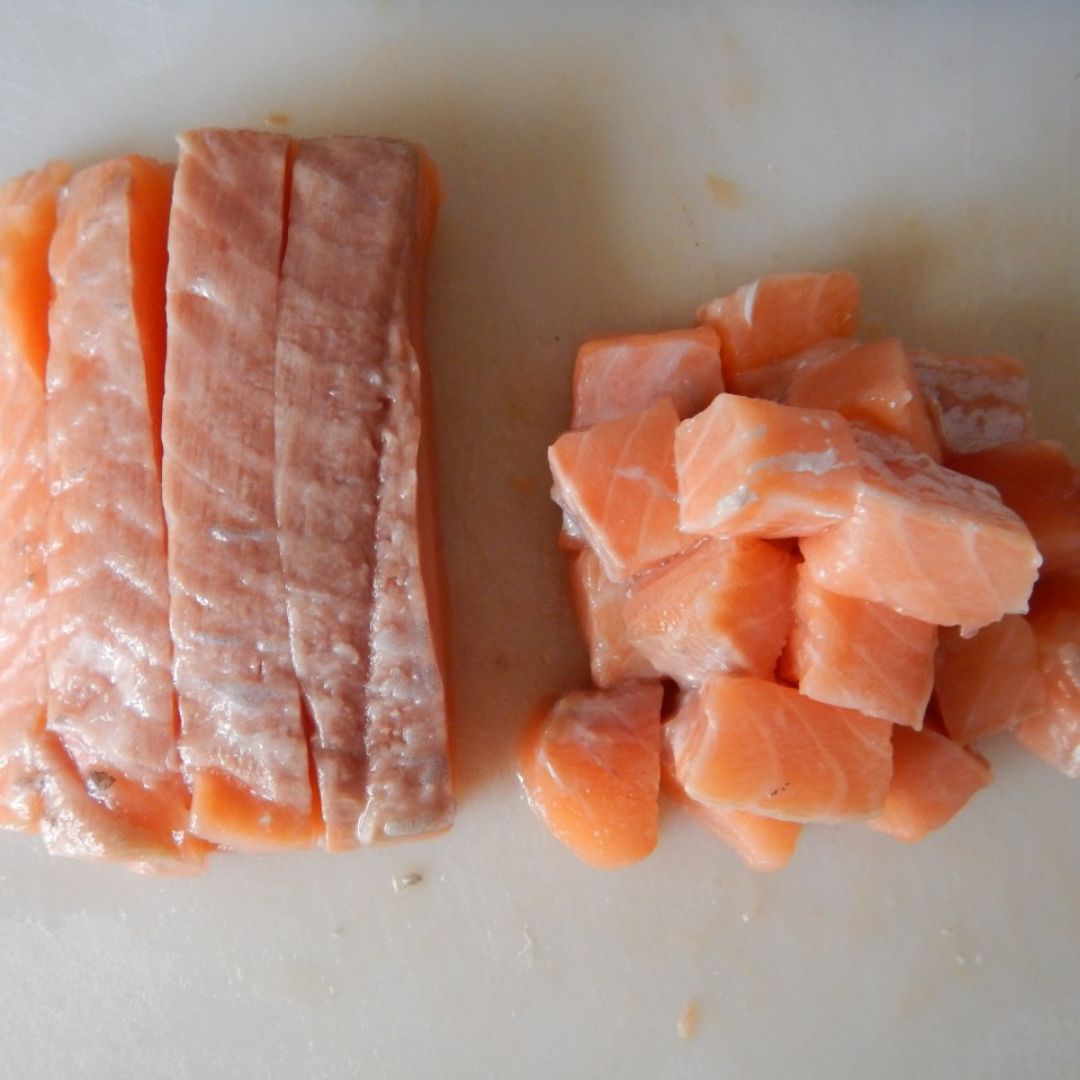 Salmón marinado estilo poke Paso 1 Salmón marinado estilo poke Paso 1