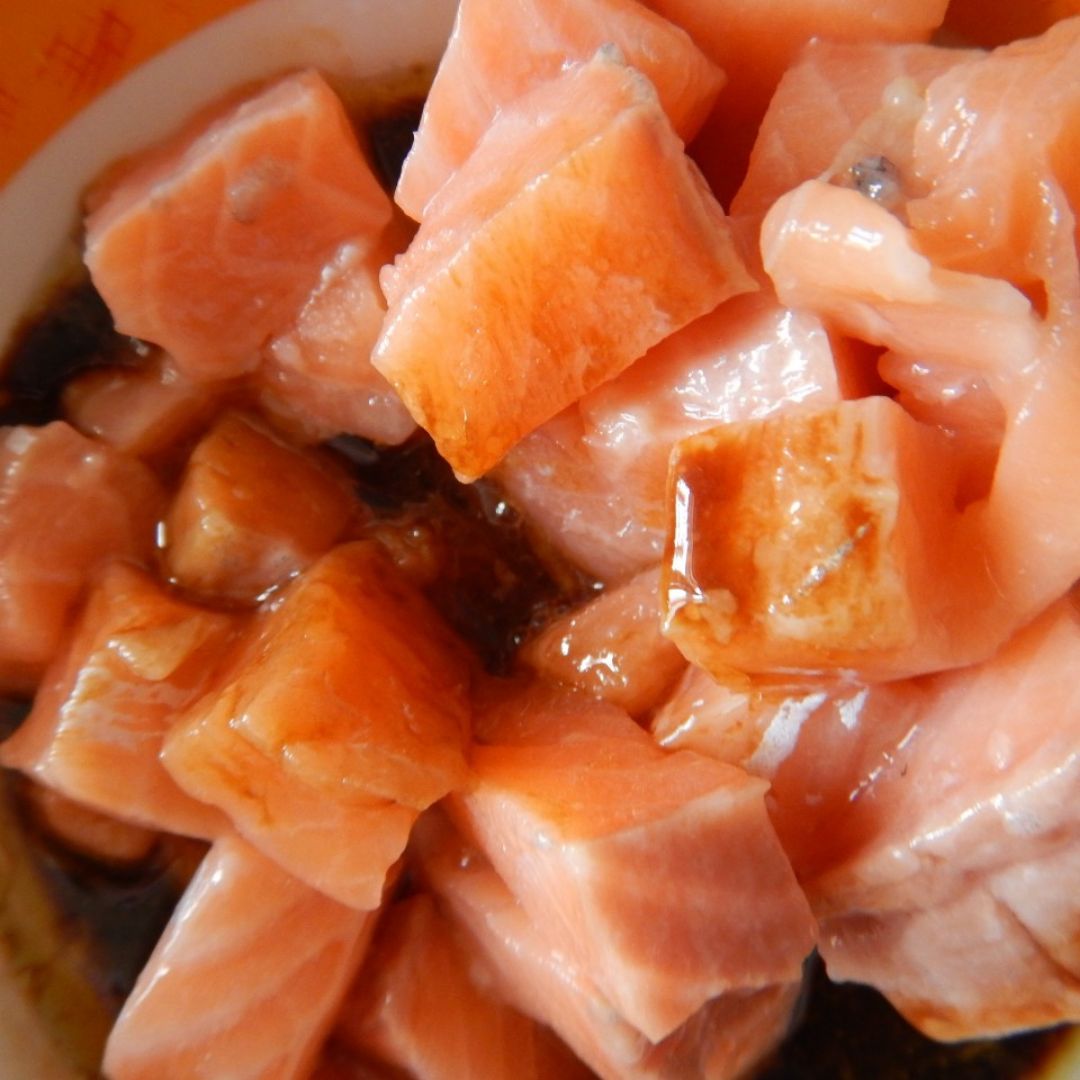 Salmón marinado estilo poke Paso 3 Salmón marinado estilo poke Paso 3