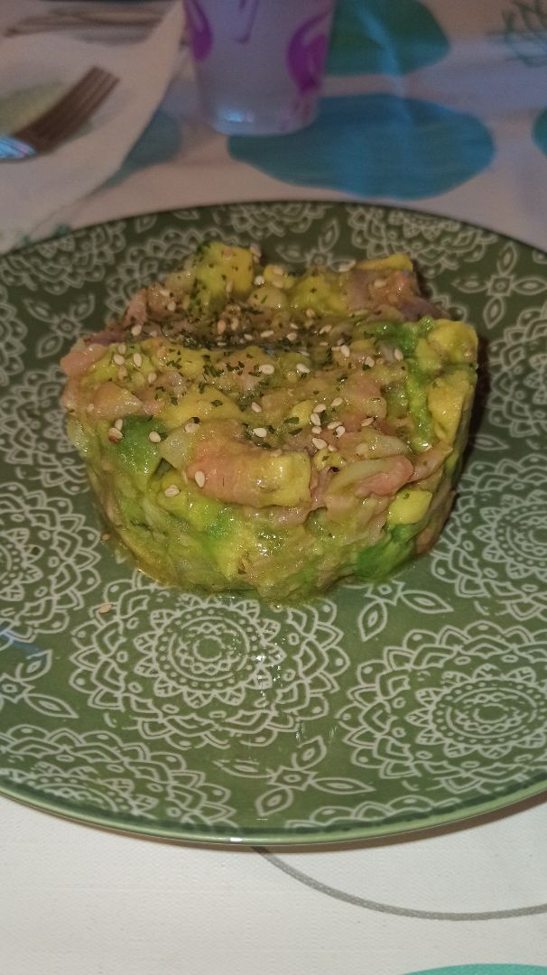 Tartar de aguacate y salmón