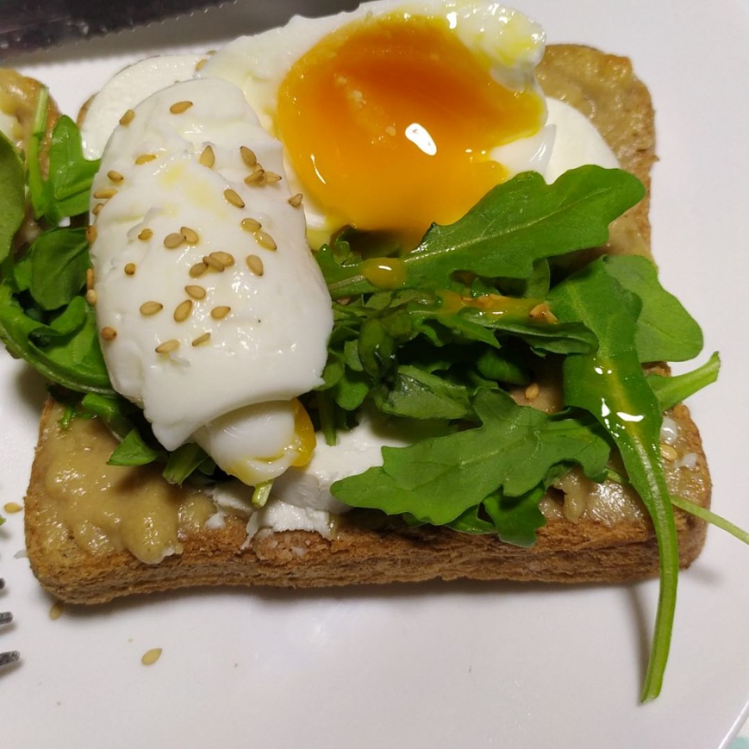 Tostada huevo poché con tahini y miel Tostada huevo poché con tahini y miel