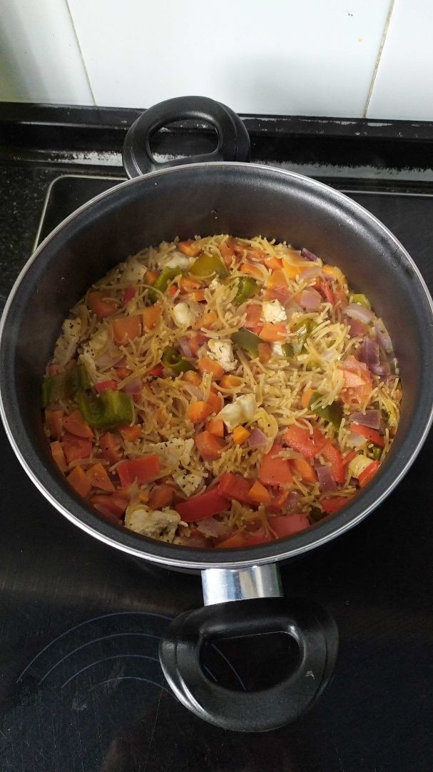 Fideos integrales con pollo y verduras