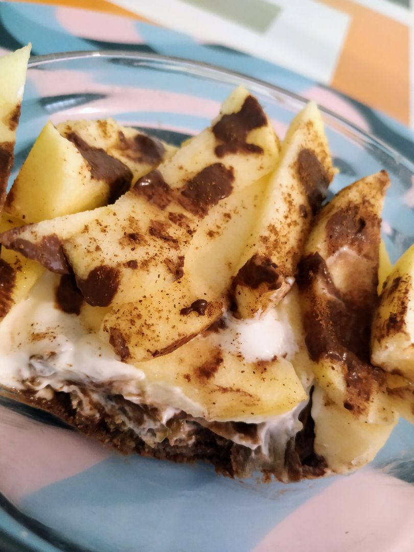 Manzana con base de "galleta", chocolate negro 95%, dátiles y queso fresco batido Manzana con base de "galleta", chocolate negro 95%, dátiles y queso fresco batido