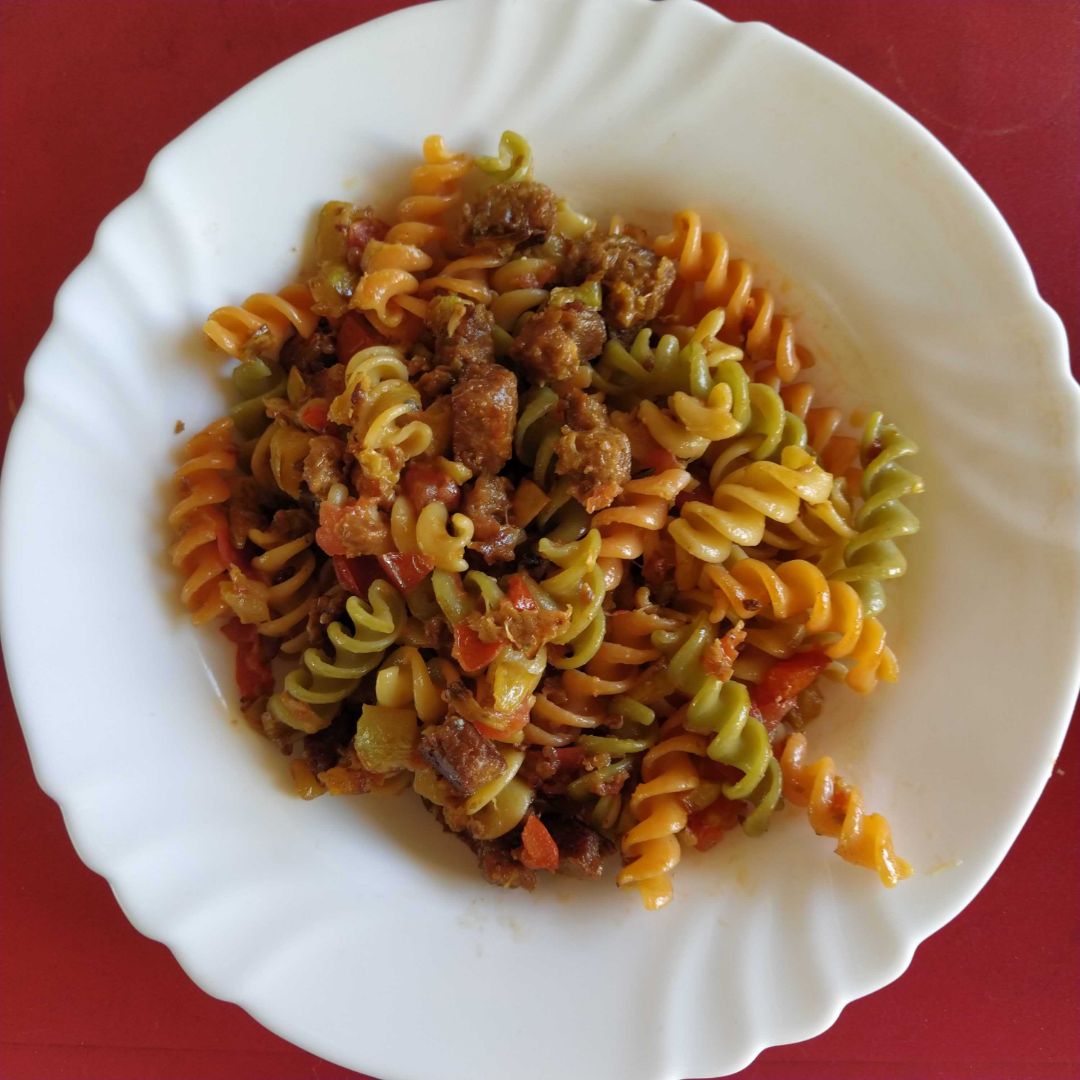 Pasta de lenteja con verdura y hamburguesa de seitan Pasta de lenteja con verdura y hamburguesa de seitan