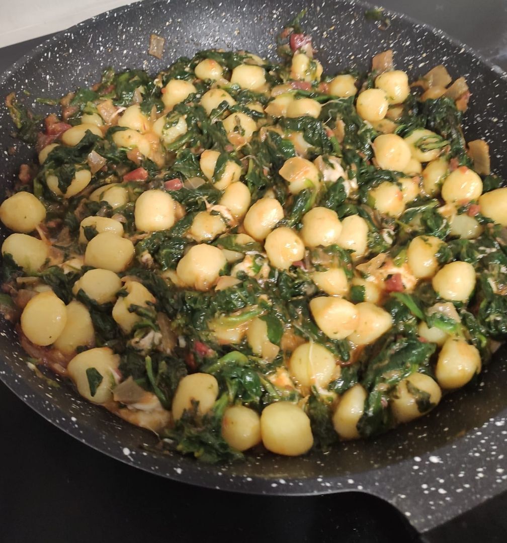 Gnocchi con espinacas, mozzarella y salsa de tomate Gnocchi con espinacas, mozzarella y salsa de tomate